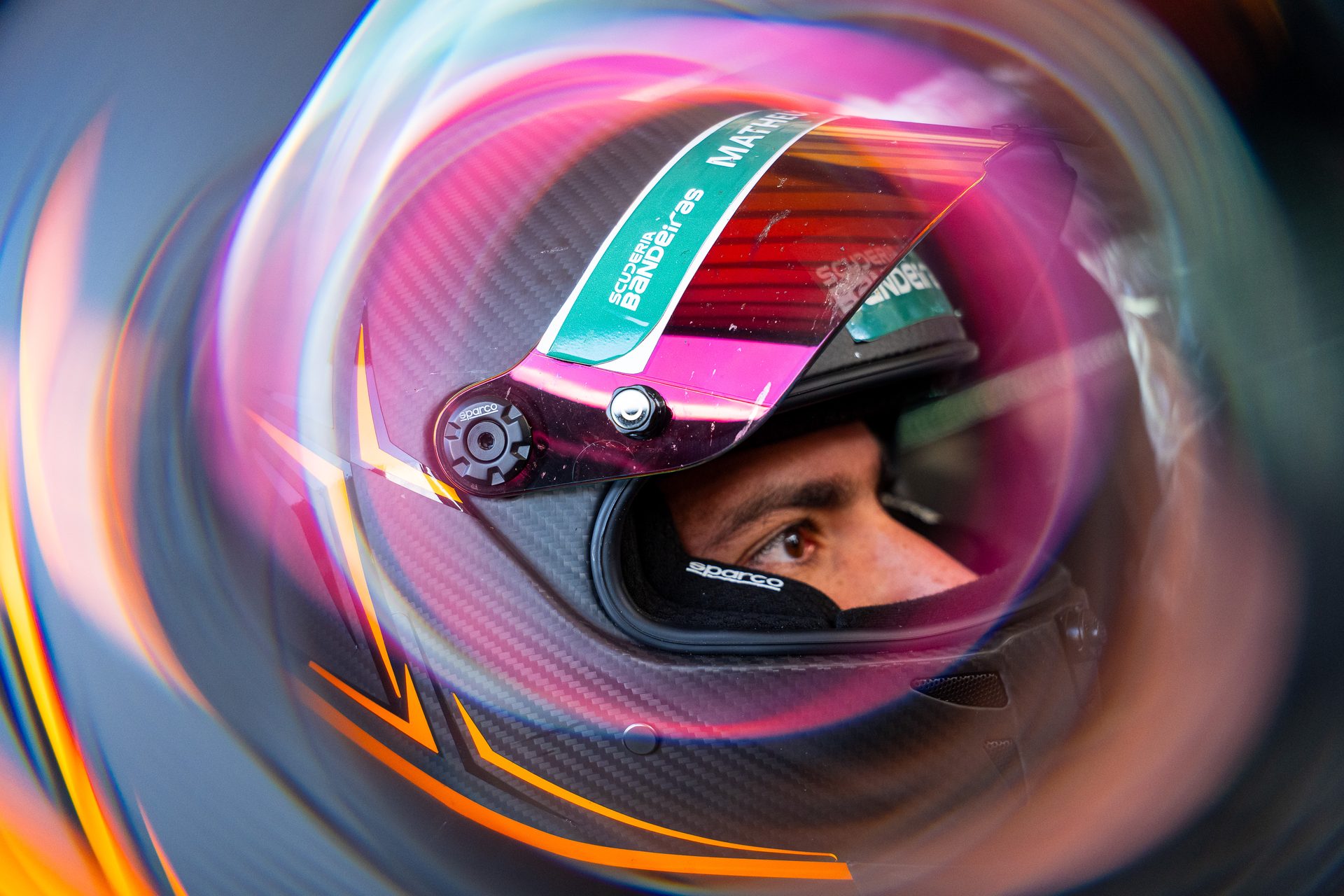 Matheus Machado com capacete de competição